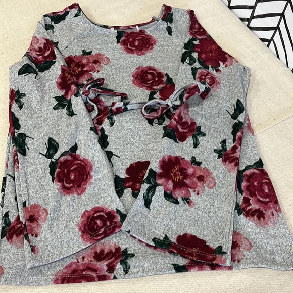Cold shoulder Bell Sleeve Gray Rose Long Sleeve Top, Size Small - Picture 2 of 16